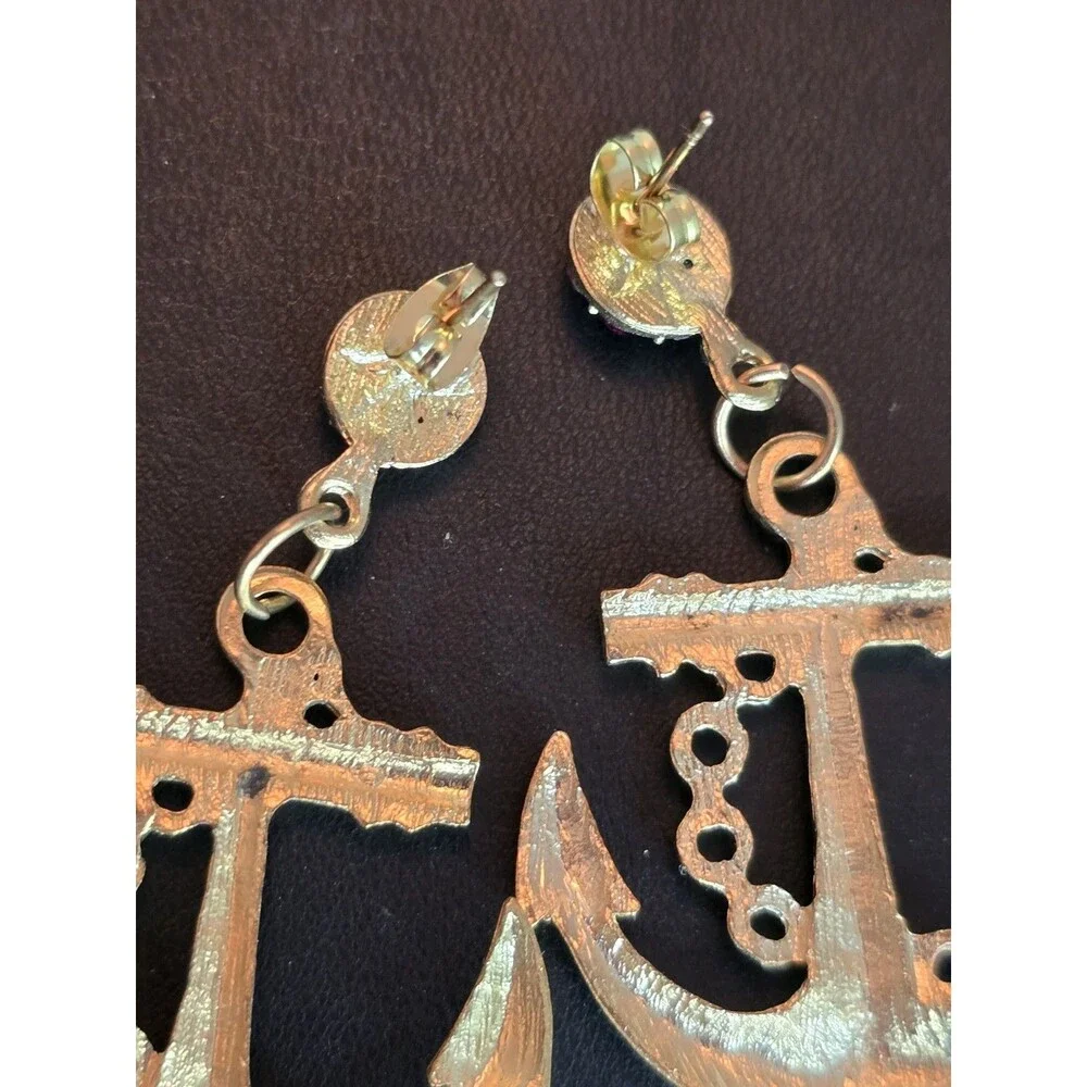 Unbranded gold tone